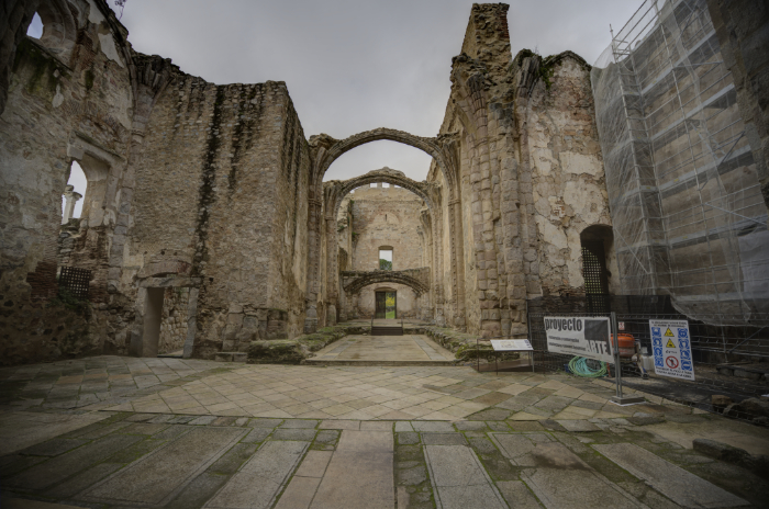 Vista de la iglesia del monasterio de Valdeiglesias desde el presbiterio
